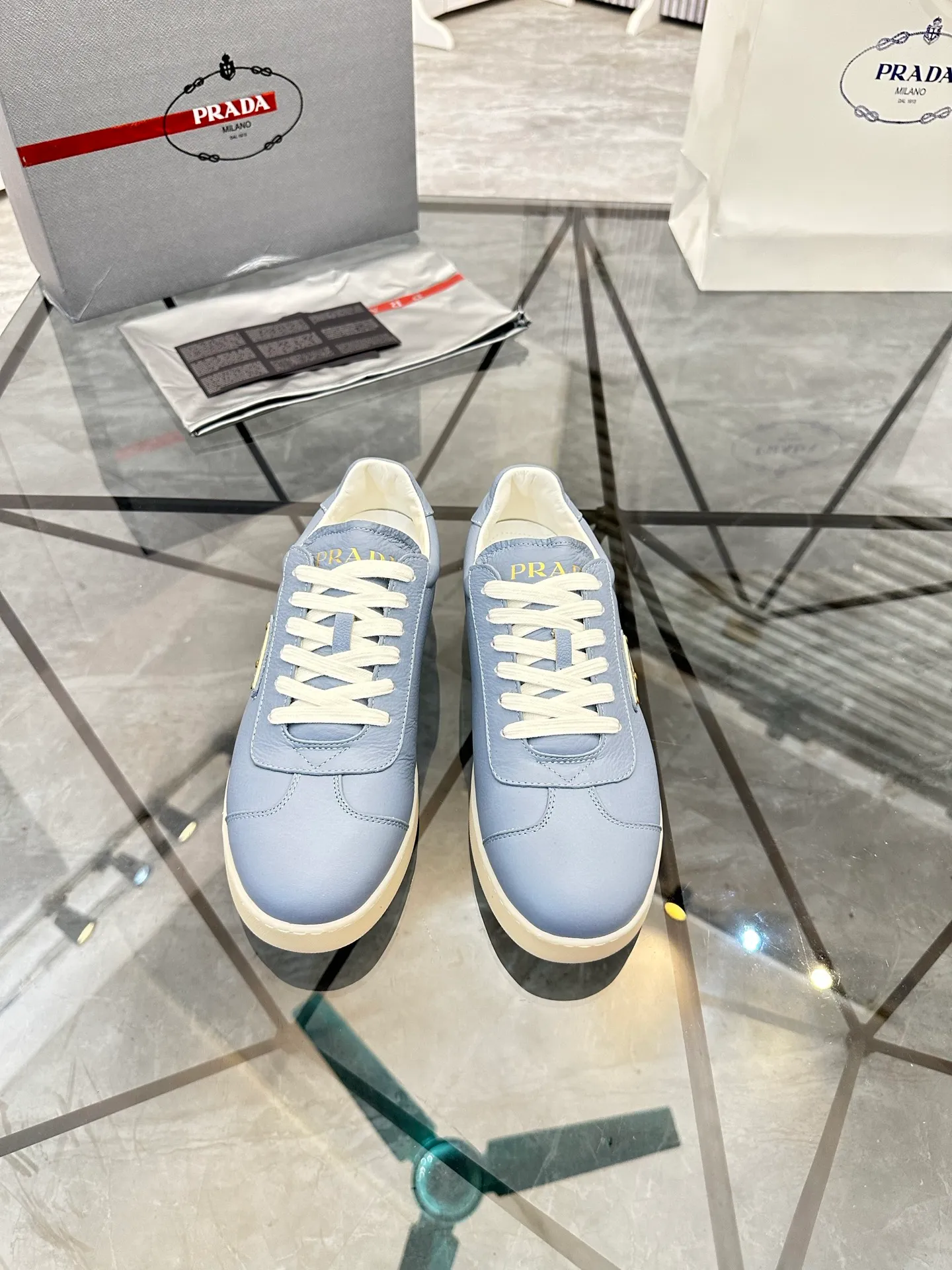 Men's shoes for sale 💰: 💰P540¥ High-end top quality Product trademark: Prada *"Prada*" low-top casual shoes Regular size: 38-45 (can be customized to 46) Product materials: imported first-layer cowhide for the upper, water-dyed cowhide lining, cowhide feet, original outsole. No.: 001